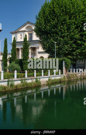 Gorgonzola (Mailand, Lombardei, Italien): Der Kanal von martesana und Kirche der Heiligen Gervaso und Protaso Stockfoto