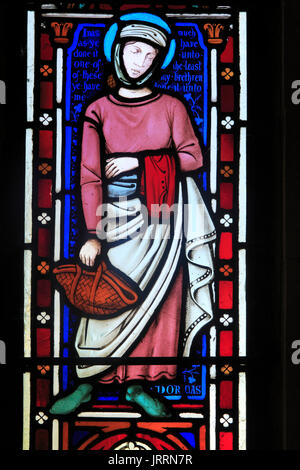 Glasmalerei Lanzetten Bild von Dorcas, Kirche der Heiligen Maria, Uggeshall, Suffolk, England, Großbritannien Stockfoto