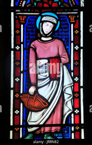 Glasmalerei Lanzetten Bild von Dorcas, Kirche der Heiligen Maria, Uggeshall, Suffolk, England, Großbritannien Stockfoto