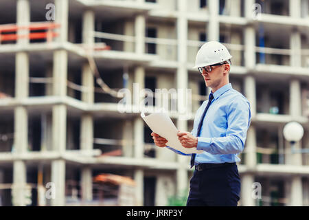 Bauleiter auf der Baustelle an der Zeichnung auf der Suche Stockfoto