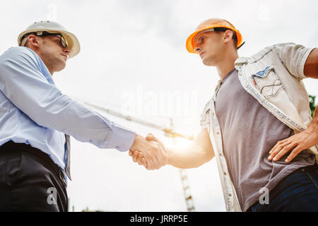 Architekt Ingenieur Händeschütteln andererseits an der Baustelle. Business Teamarbeit, Zusammenarbeit, Erfolg Zusammenarbeit Konzept Stockfoto