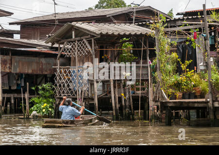 Typischen hölzernen waterside Häuser auf dem Khlongs in Thonburi, Bangkok, Thailand Stockfoto