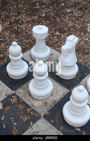 Outdoor-Schachspiel mit großen Bauern in den Boden Ein öffentlicher Park Stockfoto