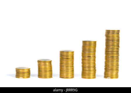Einsparungen, Erhöhung der Spalten von Goldmünzen, Stapel von Goldmünzen als Grafik auf weißem Hintergrund, Business Banking Idee, flacher konzentrieren. Stockfoto