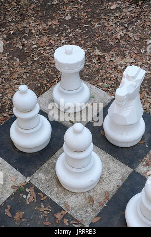 Outdoor-Schachspiel mit großen Bauern in den Boden Ein öffentlicher Park Stockfoto