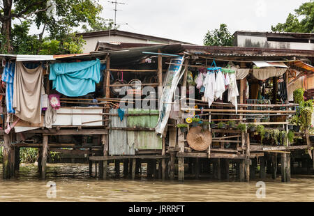 Typischen hölzernen waterside Häuser auf dem Khlongs in Thonburi, Bangkok, Thailand Stockfoto