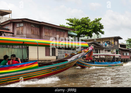 Touristen durch die Khlongs in Long-tail Boote, Thonburi, Bangkok, Thailand Stockfoto