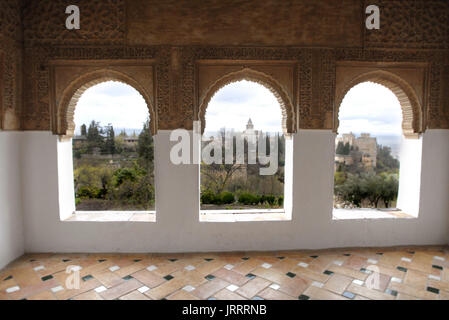 Dekorierte Bögen und Windows Der mexuar Innenhof des comares Palast in der Alhambra in Granada, Andalusien, Spanien Stockfoto