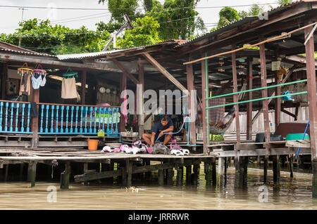 Typischen hölzernen waterside Häuser auf dem Khlongs in Thonburi, Bangkok, Thailand Stockfoto