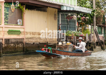 Wässrige essen Anbieter auf dem Khlongs in Thonburi, Bangkok, Thailand Stockfoto