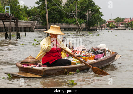 Wässrige souvenir Anbieter auf dem Khlongs in Thonburi, Bangkok, Thailand Stockfoto