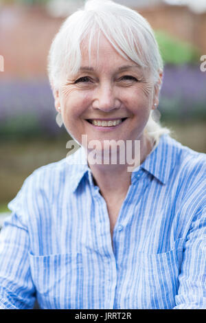 Im freien Kopf und Schultern Portrait von reife Frau Stockfoto