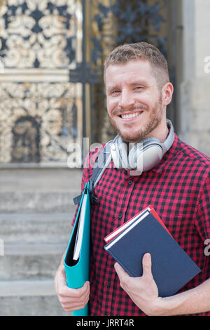 Porträt von männlichen Studenten stehen außen Universitätsgebäude Stockfoto