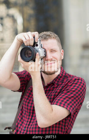 Männliche Fotograf arbeitet In Street Stockfoto