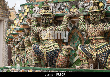 Alte chinesische Figuren mit Keramikfliesen, am Wat Arun Tempel, auf dem Fluss Chao Phraya. Yai district, Bangkok, Thailand Stockfoto