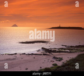 An der Küste Blick von der Südküste von Arran in Richtung Pladda Leuchtturm und fernen Ailsa Craig, Kildonan, Isle of Arran Stockfoto