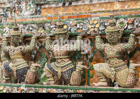 Alte chinesische Figuren mit Keramikfliesen, am Wat Arun Tempel, auf dem Fluss Chao Phraya. Yai district, Bangkok, Thailand Stockfoto