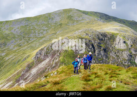 Wanderer Wandern bis Stift yr Helgi Du mit Carnedd Llewelyn hinter in Carneddau Berge von Snowdonia National Park. Ogwen, Conwy, North Wales, UK Stockfoto