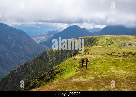 Wanderer Wandern auf Carnedd y Filiast zu Mynydd Perfedd jenseits der Berge von Snowdonia National Park. Bethesda Gwynedd North Wales UK Großbritannien Stockfoto