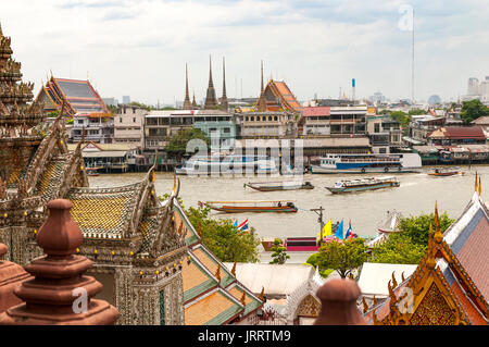 Blick über den Fluss Chao Phraya Richtung Grand Palace von Wat Arun Tempel komplex. Yai district, Bangkok, Thailand Stockfoto