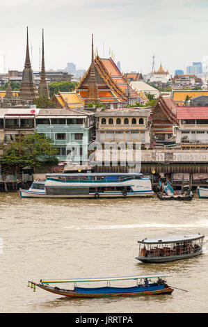 Blick über den Fluss Chao Phraya Richtung Grand Palace von Wat Arun Tempel komplex. Yai district, Bangkok, Thailand Stockfoto