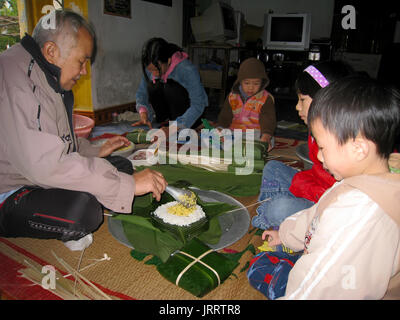 HAI DUONG, VIETNAM, Februar 07.: Eine ländliche Familie Die traditionelle Reis Kuchen am Neujahrstag, am Februar 07, 2013 in Hai Duong, Vietnam. Jede neue Stockfoto