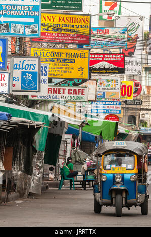 Ein Tuktuk auf der Khaosan Road im Stadtteil Banglamphu in Bangkok, Thailand. Stockfoto