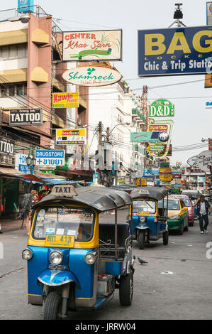 Tuktuk Taxis warten auf Kunden auf der Khaosan Road im Stadtteil Banglamphu in Bangkok, Thailand. Stockfoto