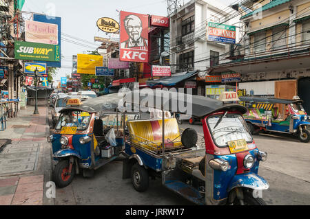 Tuktuk Taxis warten auf Kunden auf der Khaosan Road im Stadtteil Banglamphu in Bangkok, Thailand. Stockfoto