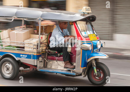 Tuktuk Taxis auf der Straße im Stadtteil Banglamphu in Bangkok, Thailand. Stockfoto