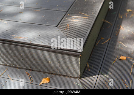 Schritt mit der äußeren Ecke auf der Terrasse von der Terrasse aus. Stockfoto