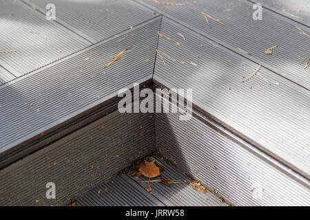 Treppe mit einem internen Winkel auf der Terrasse Stockfoto