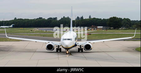 Ein Ryanair-Boeing 737-8AS taxis am Flughafen London Stansted Stockfoto