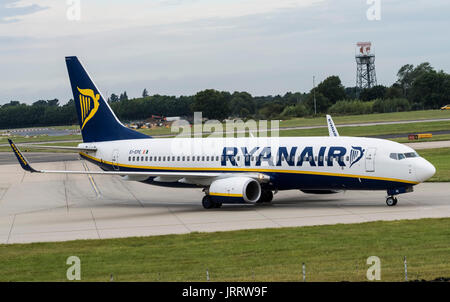 Ein Ryanair-Boeing 737-8AS taxis am Flughafen London Stansted Stockfoto