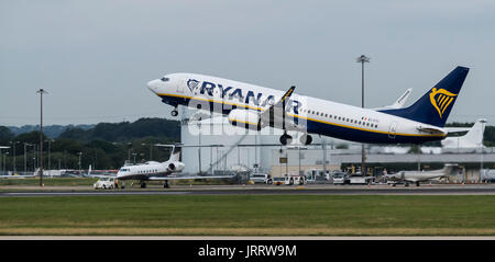 Ein Ryanair-Boeing 737-8DO startet vom Flughafen London-Stansted Stockfoto