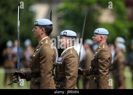 Der Prinz von Wales, Oberst-in-Chief, Army Air Corps, besucht die Kathedrale von Salisbury zum 60. Jubiläum der Army Air Corps und besuchen einen Weihe-Service für das Corps neue Guidon.  Mitwirkende: Atmosphäre wo: Salisbury, Großbritannien wenn: 6. Juli 2017 Credit: WENN.com Stockfoto