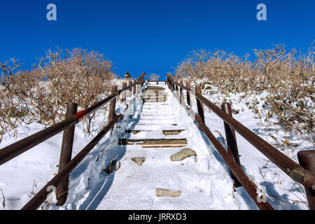 Hölzerne Treppe auf einem Hügel im Winter. Deogyusan Berge in Südkorea. Stockfoto