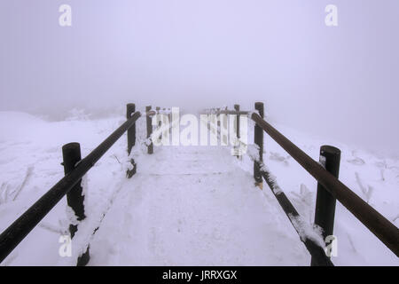 Hölzerne Treppe auf einem Hügel im Winter. Deogyusan Berge in Südkorea. Stockfoto