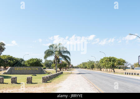 GROOTFONTEIN, NAMIBIA - 20. JUNI 2017: Der B8-Straße Eingang nach Grootfontein in der Kavango Region von Namibia Stockfoto