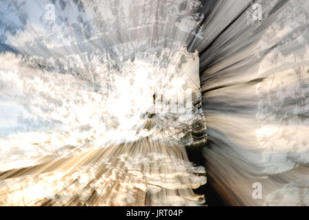 Abstrakter Baum, Verstreuter Sonnenschein Durch Baumzweige, Sonne Scheint Durch, Goldene Lichtstrahlen, Sonnenuntergang, Swirl, Natur Stockfoto