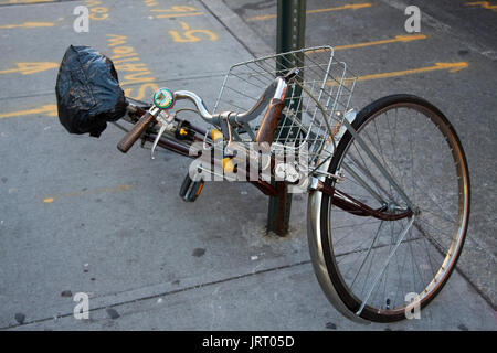 Fahrrad, runter gefallen, während die Lamp Post in Manhattan, NY. Stockfoto