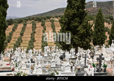 Friedhof am Rande der Stadt, Andalusien, Spanien Stockfoto