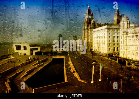 Blick durch eine misty Fenster mit Regentropfen auf die Leber Gebäude an der Pier Head in Liverpool, Großbritannien Stockfoto