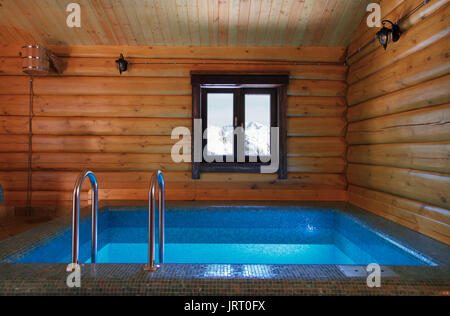 Das Innere der traditionellen Badewanne aus Holz ist ein Pool und ein hängendes Eimer. Stockfoto
