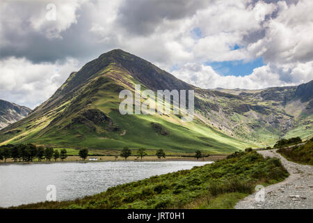 Blick über den Lake Buttermere in Richtung Fleetwith Hecht im Lake District Stockfoto