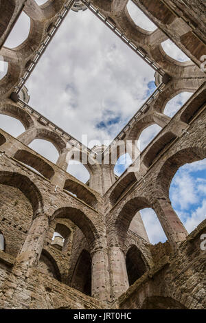 Suchen nach in einem der Türme an der Lowther Castle in der Nähe von Penrith im Lake District Stockfoto