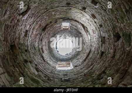 Suchen nach in einem der Türme an der Lowther Castle in der Nähe von Penrith im Lake District Stockfoto