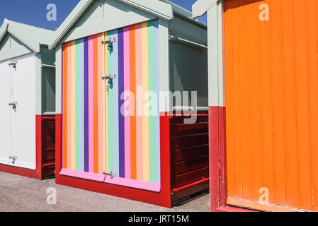 Regenbogen gemalt Strandhütten auf Stolz Wochenende, Hove Stockfoto