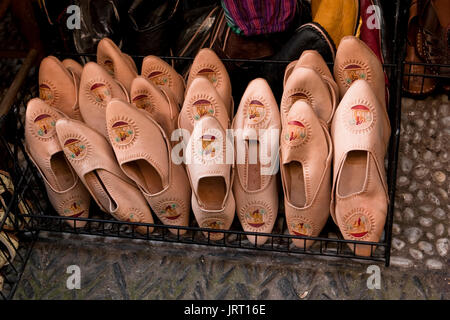 Hausschuhe von Hand in einen Markt von Granada, Andalusien, Spanien Stockfoto