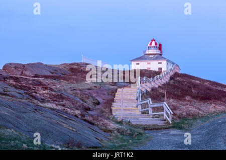 Die 1836 Leuchtturm am Cape Spear National Historic Site von Kanada in der Morgendämmerung. Cape Spear, St. John's, Neufundland und Labrador, Kanada. Stockfoto